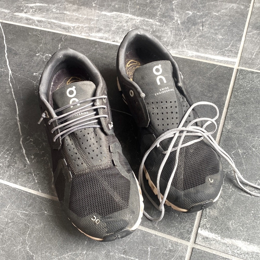 On Cloud Women’s black sneaker 9.5 W
